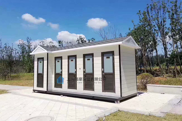 廁所的細部設計，扶手與廁所卷紙！